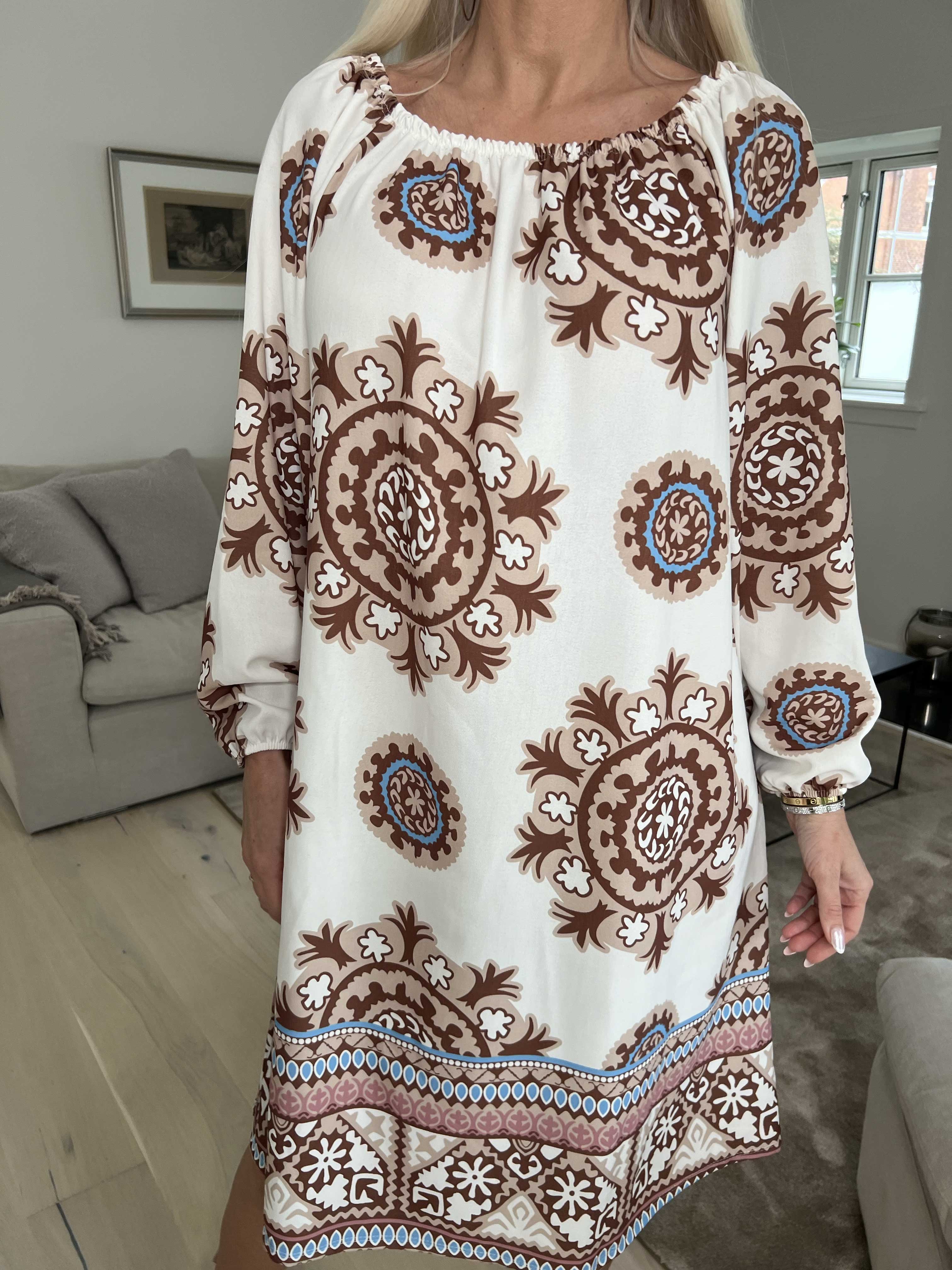 Paulina - Söt långärmad klänning med elastisk halsringning